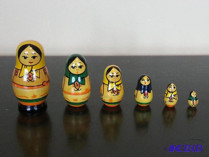 lot 62 image: Vintage 6 Piece Nesting Doll Set