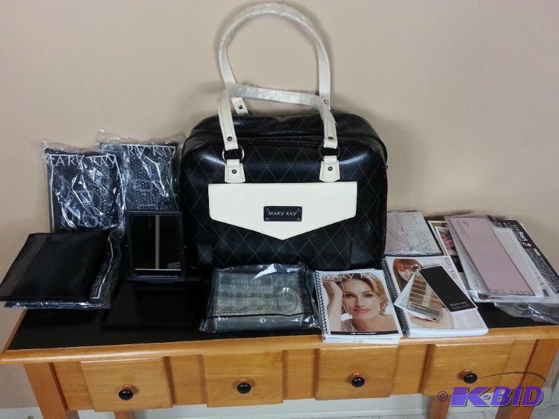lot 66 image: Mary Kay Deluxe Make-Up Bag w New Distributor Inserts