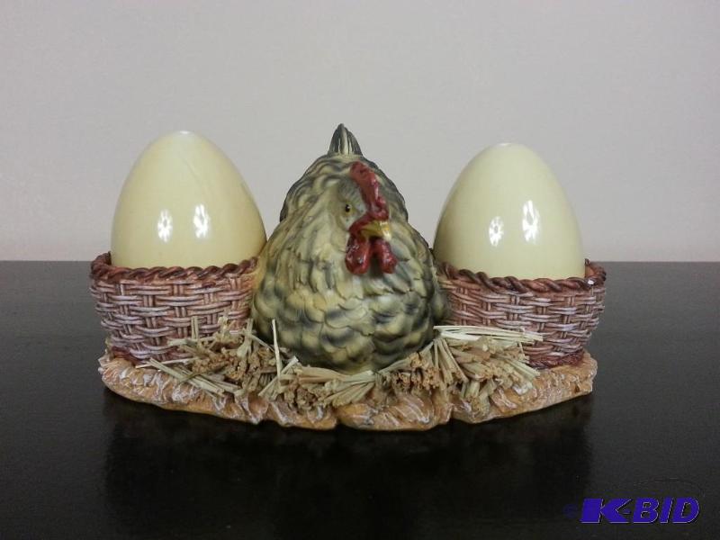 lot 68 image: Hen on Nest Chicken and Eggs Salt & Pepper Shaker