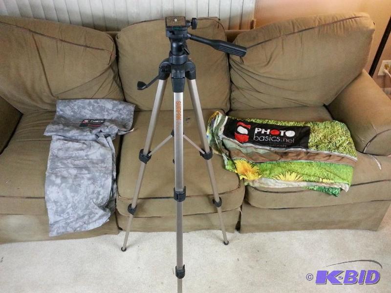 lot 77 image: Sunpak 800I UT Tripod  (2) Photo Back Drops