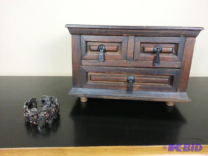 lot 84 image: Wooden Jewelry Box w Bracelet