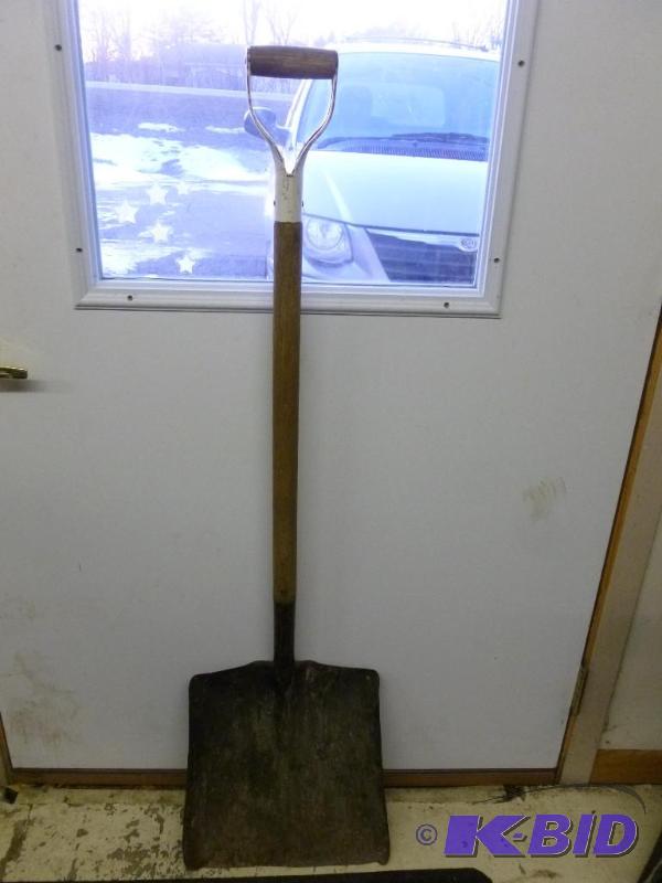 lot 105 image: Shovel