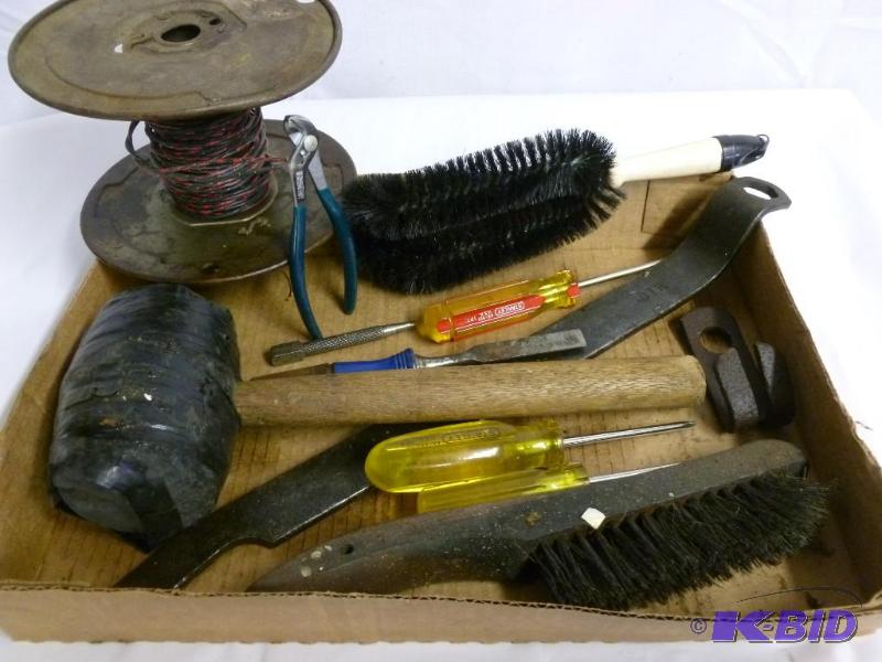 lot 12 image: Group of Miscellaneous Tools