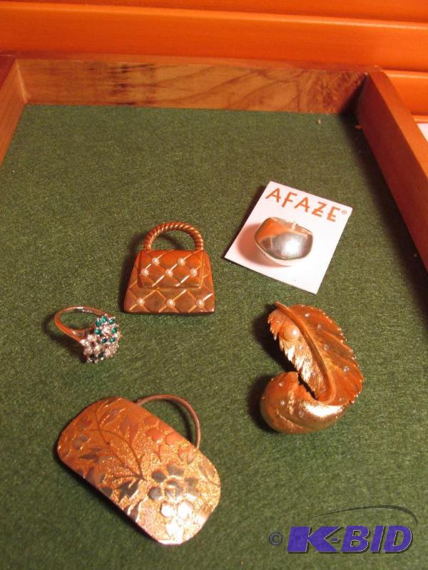 lot 132 image: Brooches and Ring