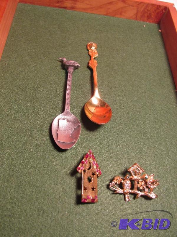lot 143 image: Two Collector Spoons and Two Cute Brooches
