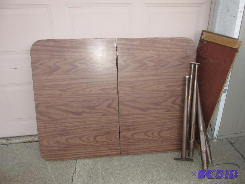 lot 170 image: Very Nice Kitchen Table with 2 leaves