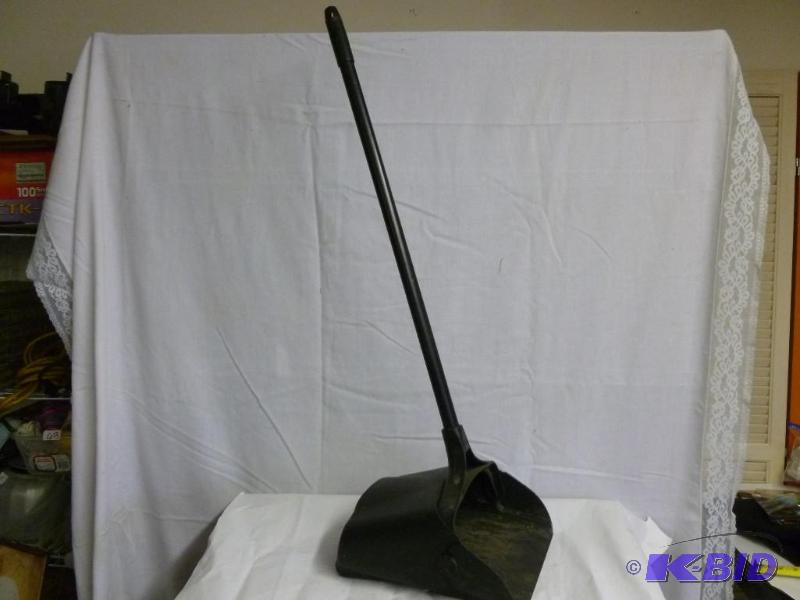 lot 59 image: Dustpan On A Stick