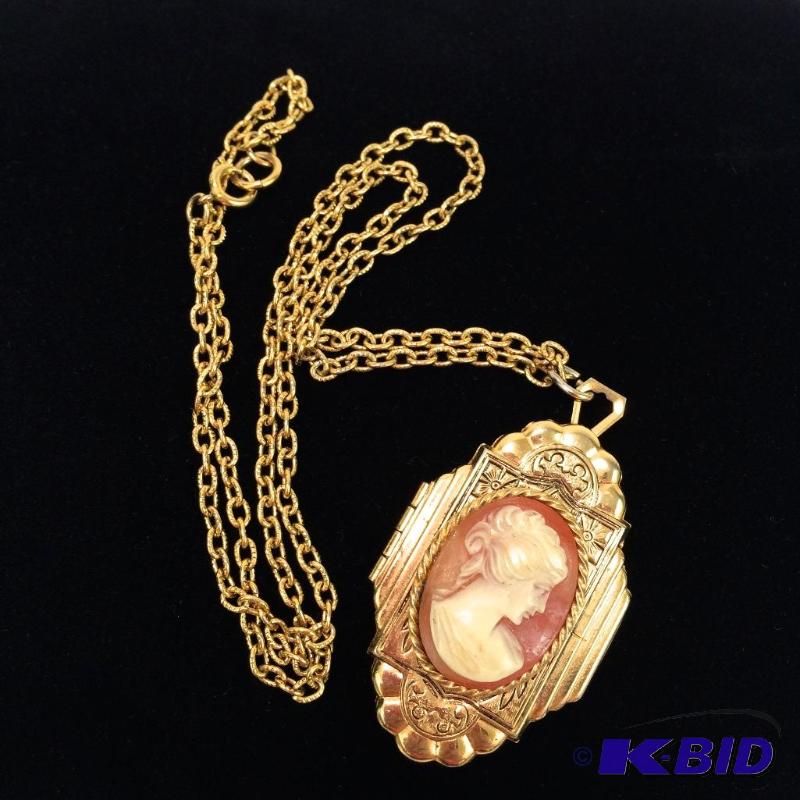lot 19 image: Vintage Cameo locket