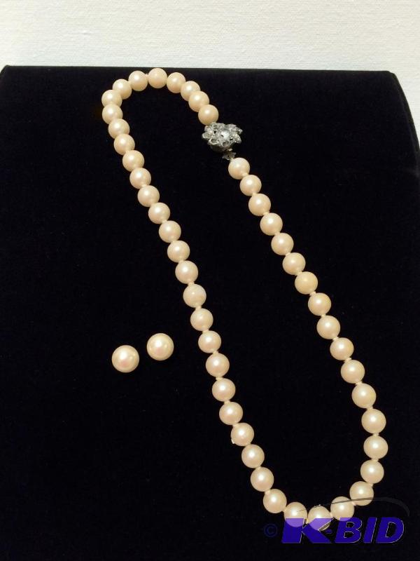 lot 22 image: Vintage pearl necklace and earrings set