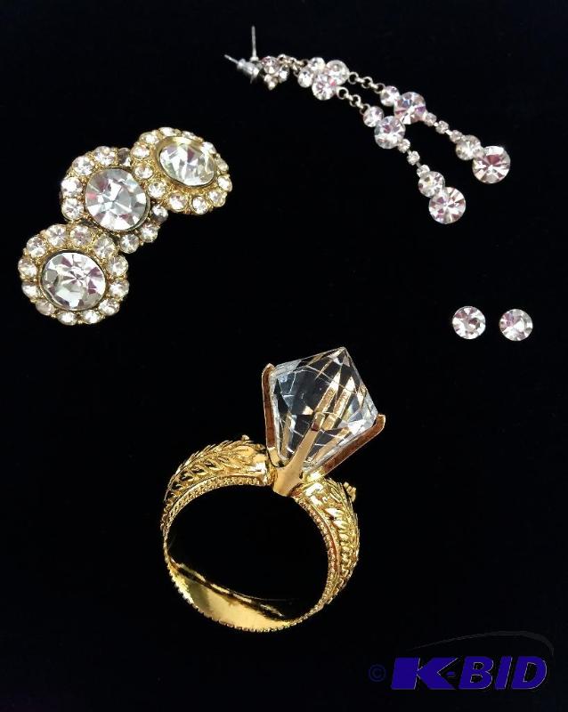 lot 9 image: Fun lot of sparkly vintage jewelry