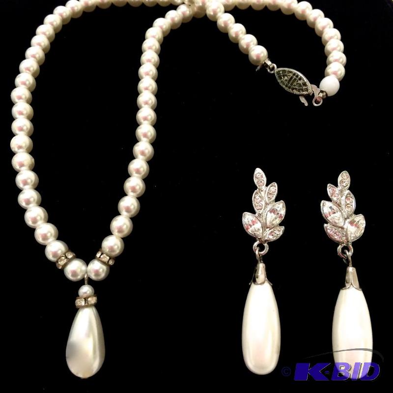 Vintage faux pearl earring and necklace set..