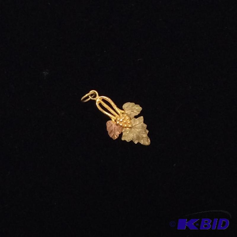 Beautiful Black Hills Pendant 10 karat gold Total wt. .9g 1 L x  W