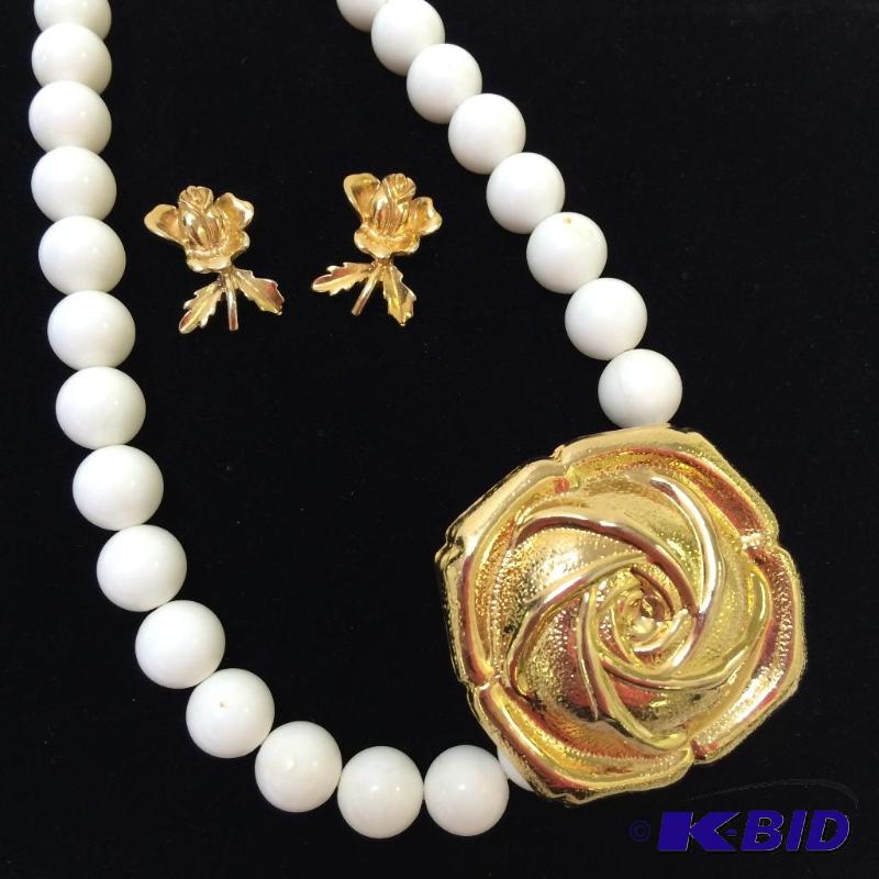 Vintage Coro Bead necklace with gold accent pieces Highly collectable..