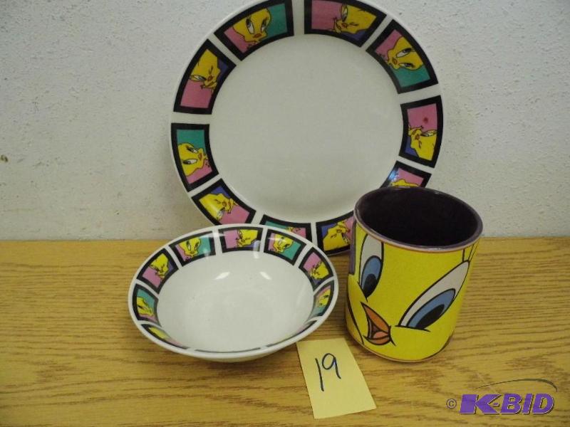 lot 19 image: Dish Place Setting