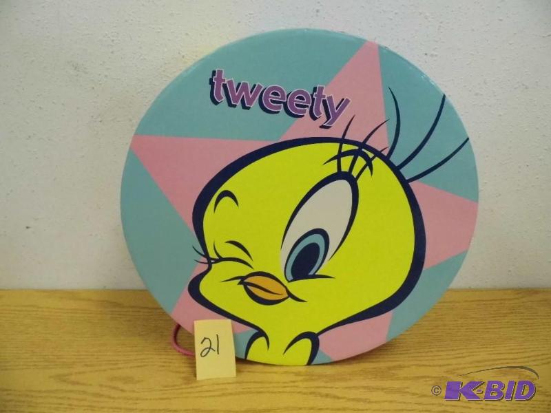 lot 21 image: 14 Round Box