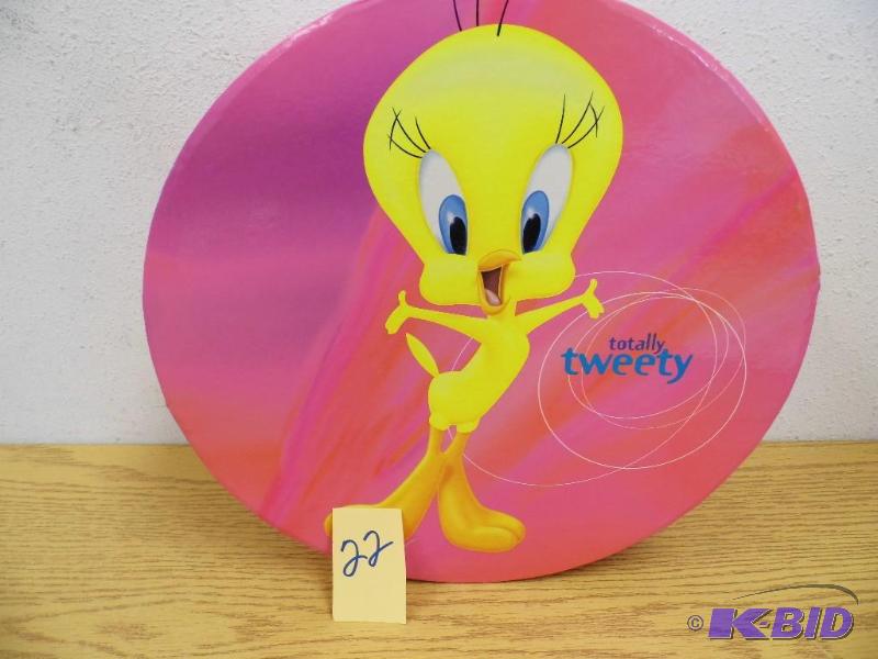 lot 22 image: 14 Round Box