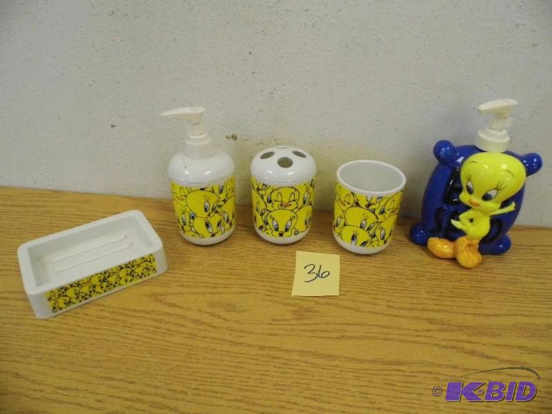 lot 36 image: Bath Accessories