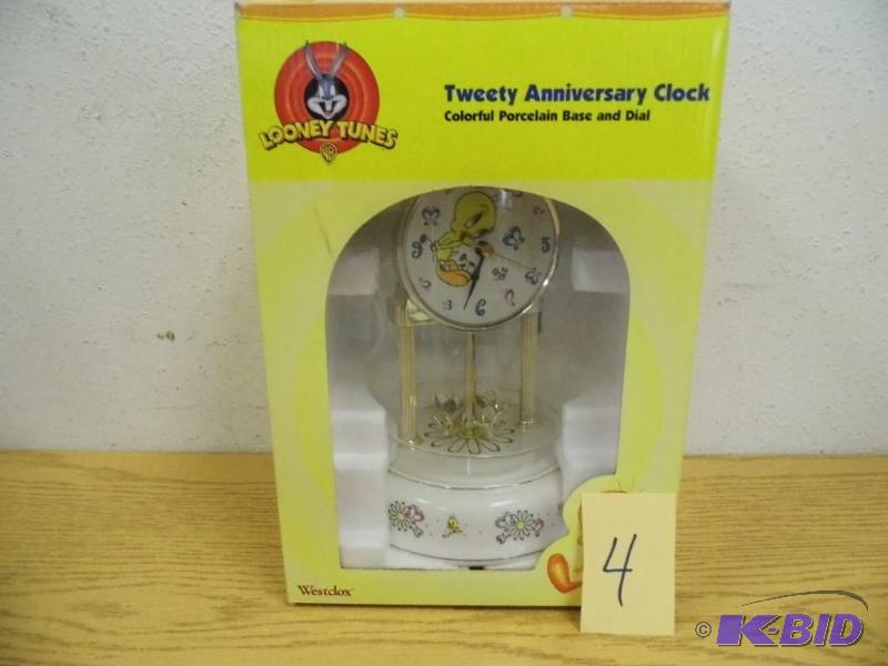 lot 4 image: Anniversary Clock