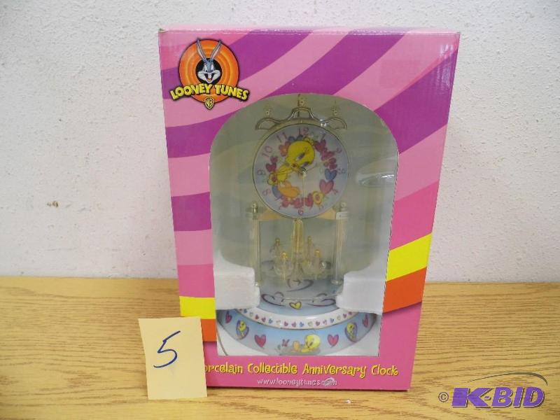 lot 5 image: Anniversary Clock