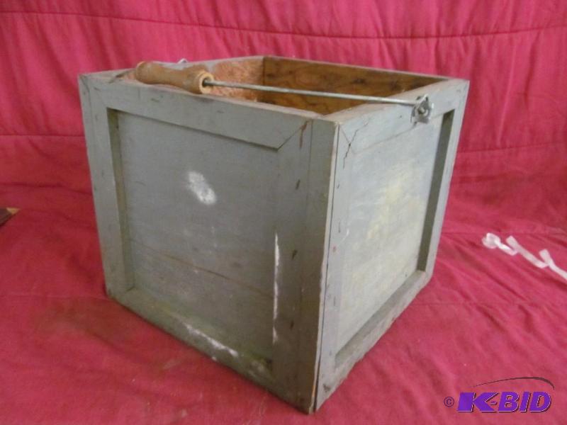 lot 119 image: Box