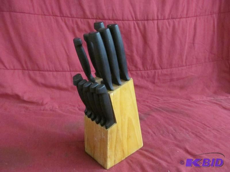 lot 12 image: Knife Set