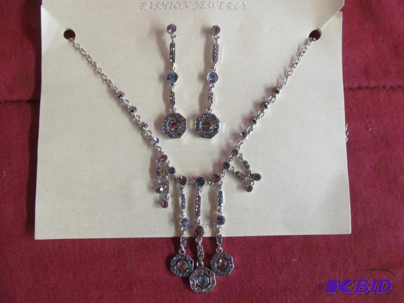 lot 121 image: Necklace