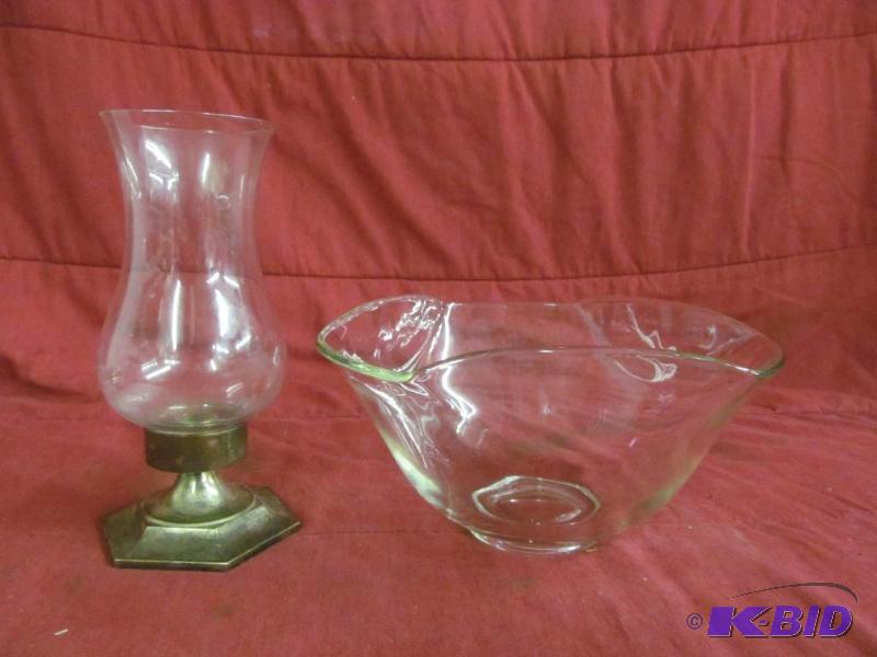 lot 4 image: Lamp