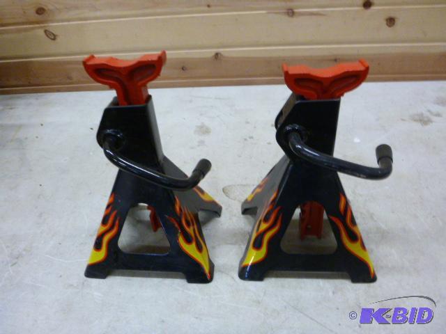 lot 104 image: Two New Larin&nbsp2 Ton Jack Stands...