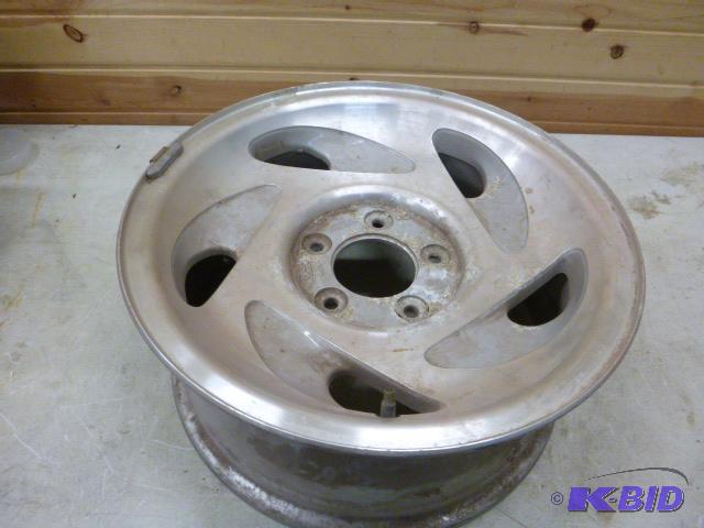lot 23 image: Ford Truck Rim 17X7.5 J...