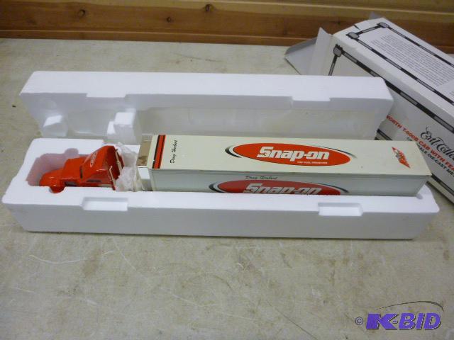 lot 52 image: ERTL Snap-On t-600B Cab With featherlite stoc...