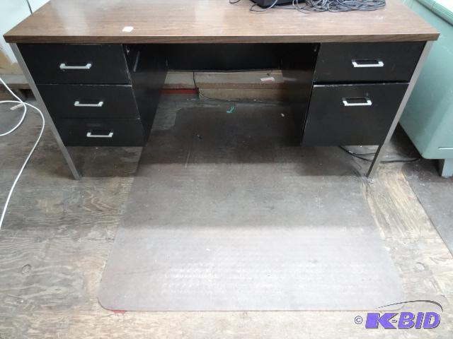 lot 15 image: Metal office desk. 5 drawer. 60 x 30 x 29. Lo...