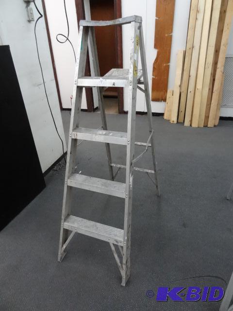 lot 18 image: 5 aluminum step ladder...
