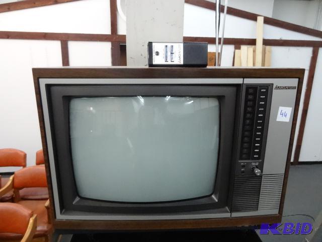 lot 44 image: Vintage MGA Mitsubishi color TV. 15". Ha...