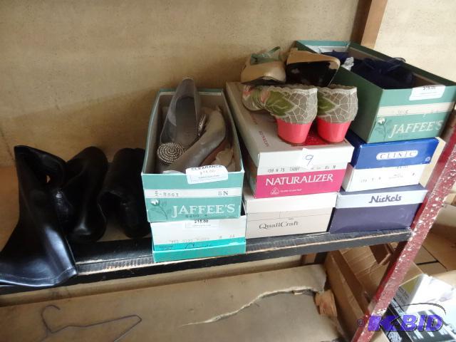 lot 9 image: 10 pair of vintage shoes...