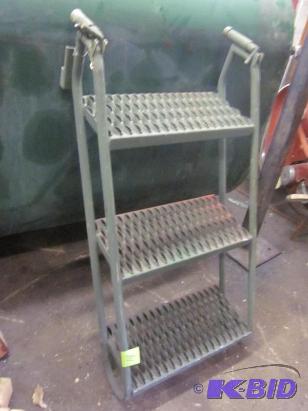 lot 14 image: Heavy duty solid metal army green attachment ...