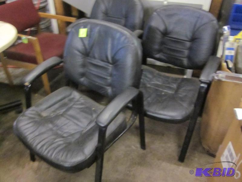 lot 18 image: Lot of (3) black office chairs, in good condi...