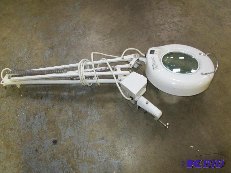 Magnifying lamp
