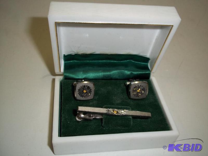 Set of mens cufflings and tie clasp...