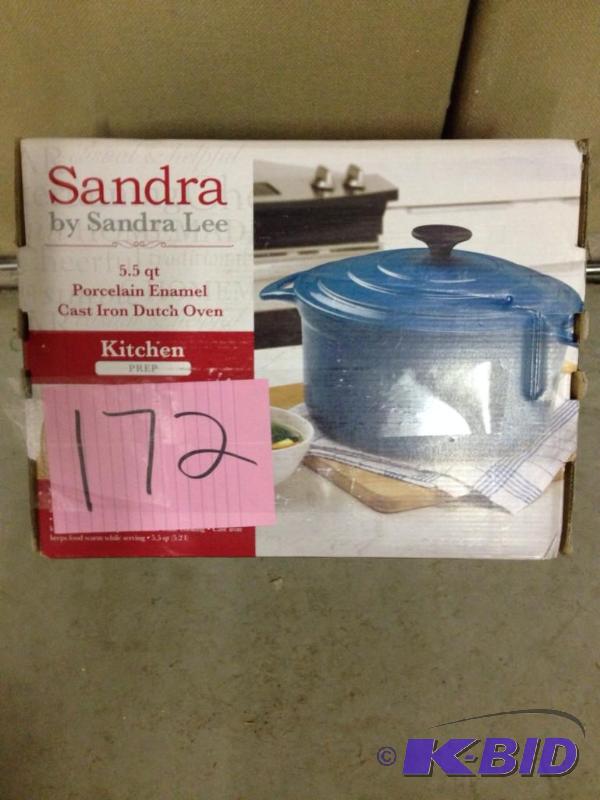 lot 172 image: Sandra Lee Porcelain Dutch Oven