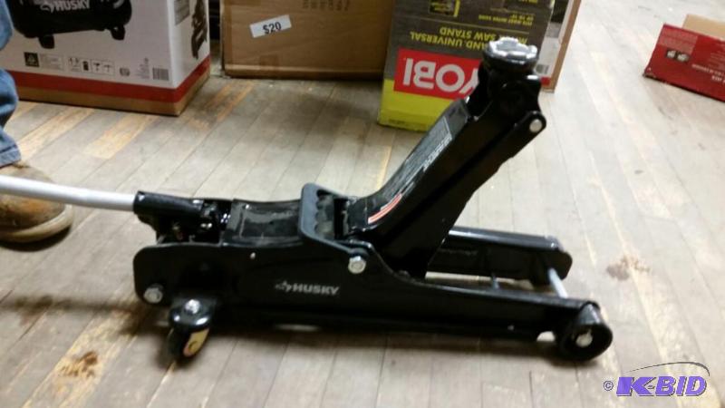 lot 200 image: Husky 2 12 Ton Jack