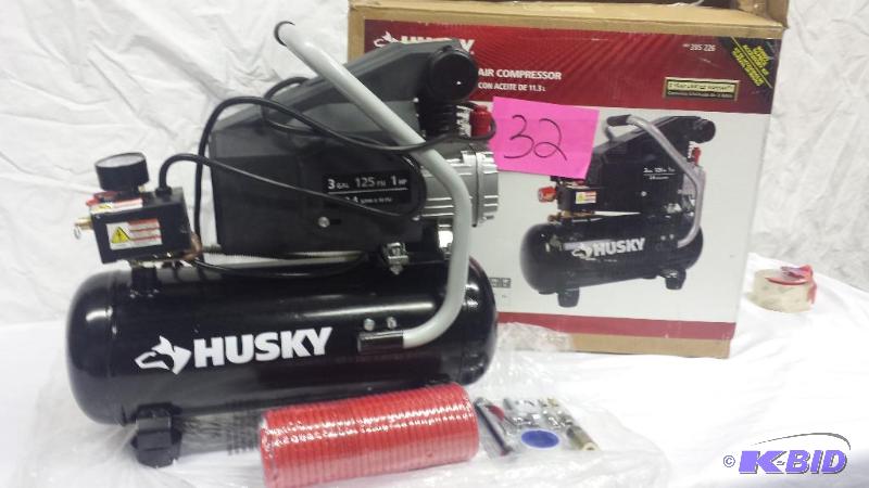 lot 32 image: Husky 3 Gal Air Compressor