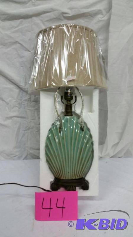 lot 44 image: Lamp