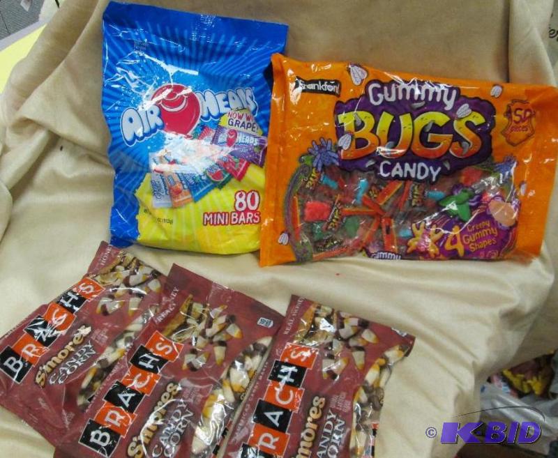 lot 12 image: Air Heads 80 mini bars , Frankford Gummy Bugs...