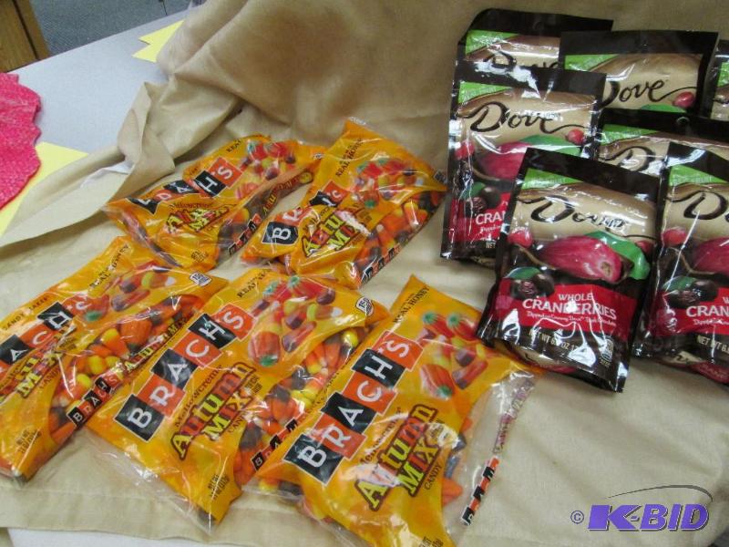 lot 20 image: Qty 13 Brachs Autumn mix candy, and Dove Who...