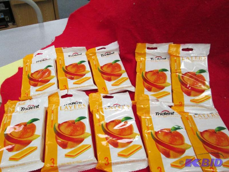 lot 23 image: Qty 10 Trident layers with real fruit flavor ...