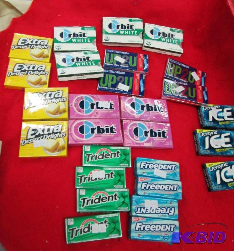 lot 32 image: Qty 27 pkg of gum Extra Dessert Delights, Orb...