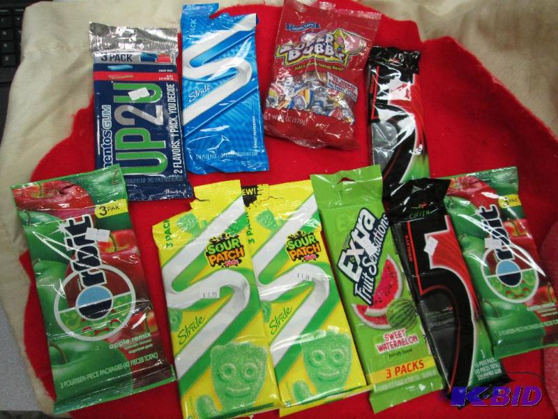 lot 72 image: Qty 10 pkg Stride Sour Patch lids (lime), Str...