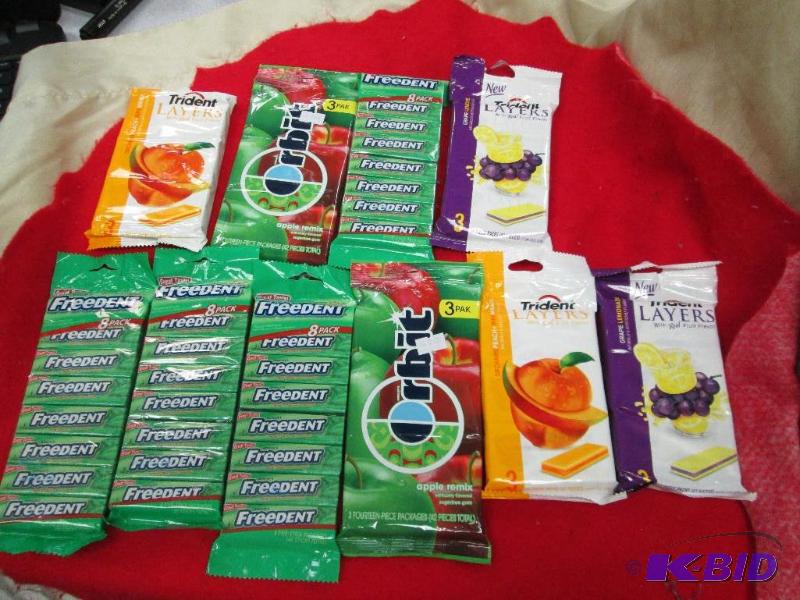 lot 73 image: Qty 10 pkg Trident Layers Orchard-Peach  Rip...