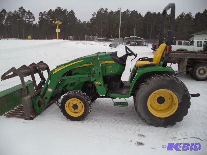 lot 1 image: 2007 3320 John Deere