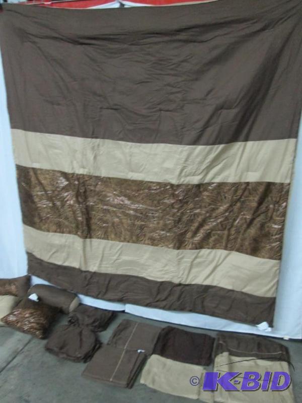 lot 21 image: Amari 30 pc. Queen Comforter Super Set